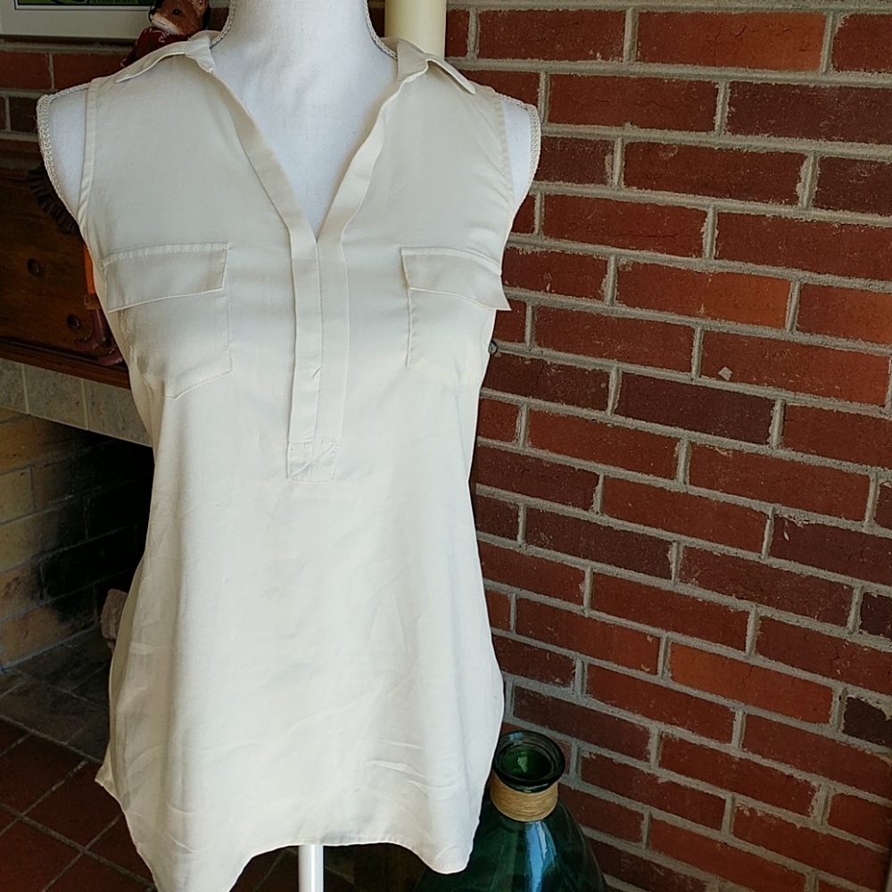 Outback Red white mixed media tank.